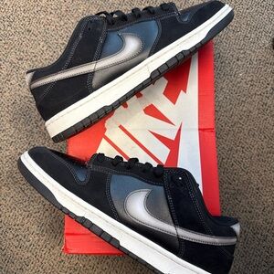 Nike Men’s Black and Silver Low-Top Sneakers with White Midsole